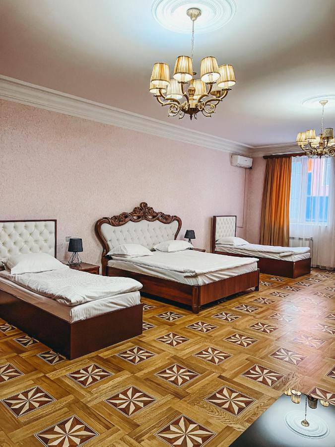 Castle Family Hotel Yerevan Exterior photo