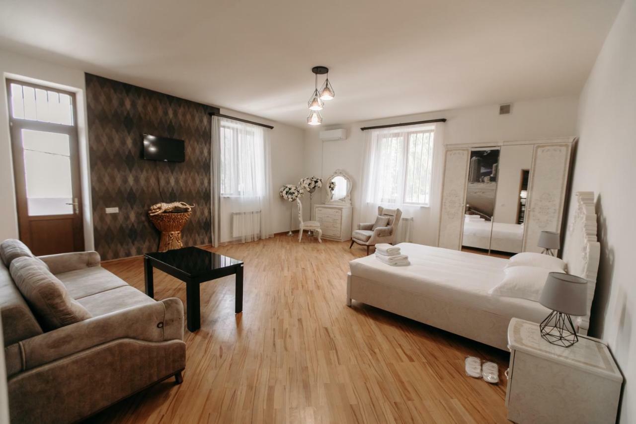 Castle Family Hotel Yerevan Exterior photo